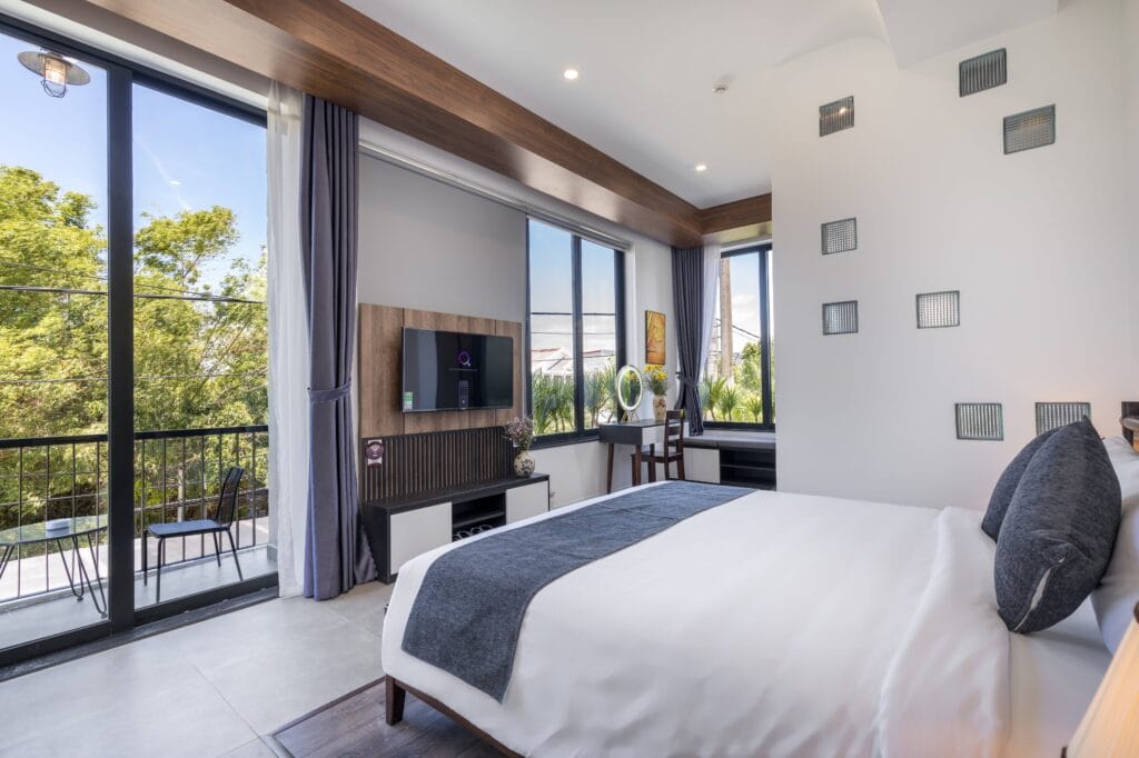 king room with balcony for 2 guests hoi an
