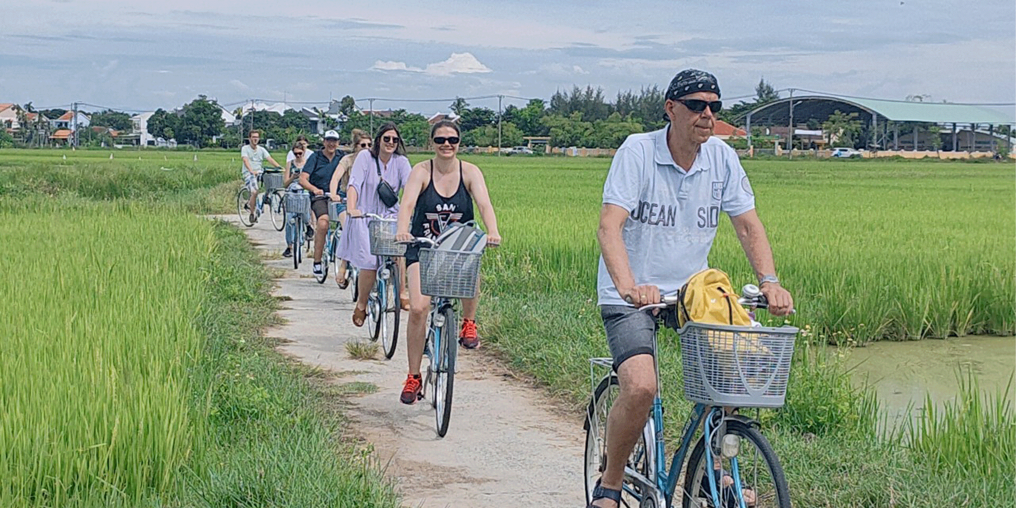 Local guide on basket boat Hoi An